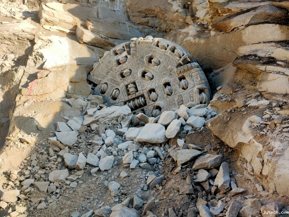 全球首台锂矿专用TBM“龙源号”成功贯通湖南大中赫锂矿项目运输廊道